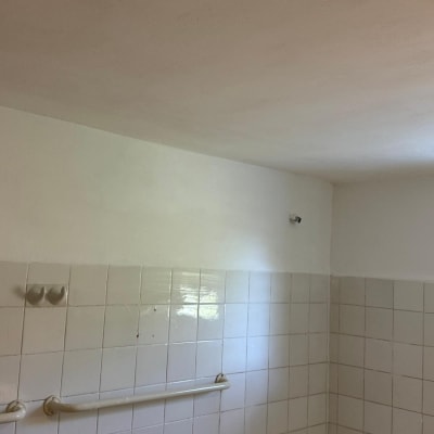 קיר עם אריחים ומעקה בחדר אמבטיה