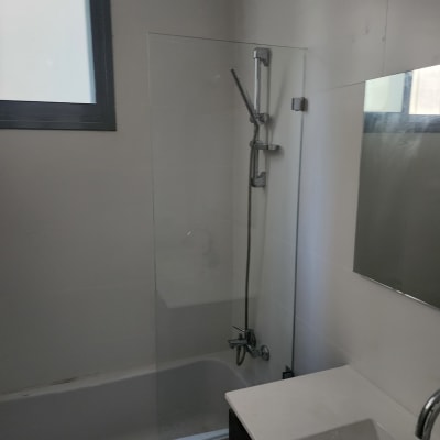 מקלחת עם דלת זכוכית וברז מתכת