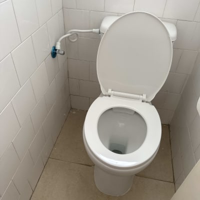 אסלה עם חיבור צינור מים לקיר