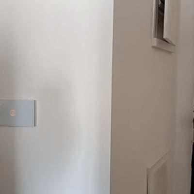 לוח חשמל פתוח על קיר לבן