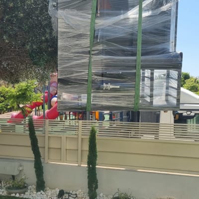 מנוף מרים חפץ עטוף בניילון ירוק