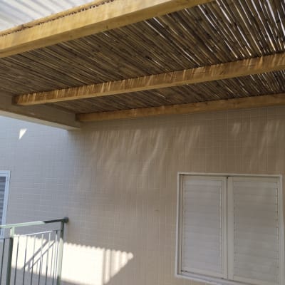 פרגולה מעץ עם קורות במרפסת