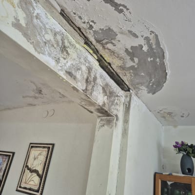 נזקי רטיבות בתקרה ובקיר פנימי