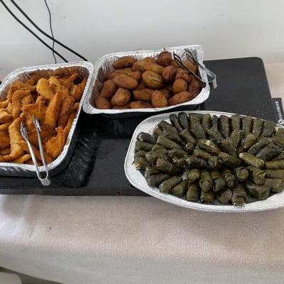 מגש עלים ממולאים, מגש קציצות, מגש שניצלים עם מלקחיים