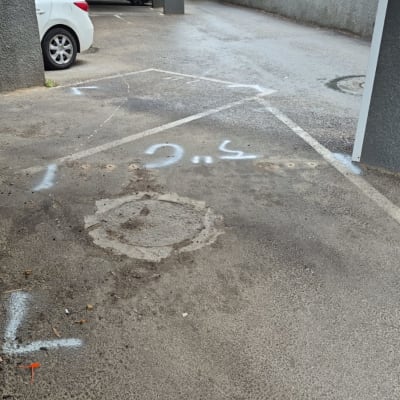 סימון על כביש חניה, כנראה לעבודה בתחום המדידה