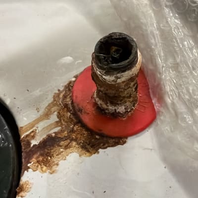 חיבור צנרת חלוד עם סימני נזילה וקורוזיה בדוד מים