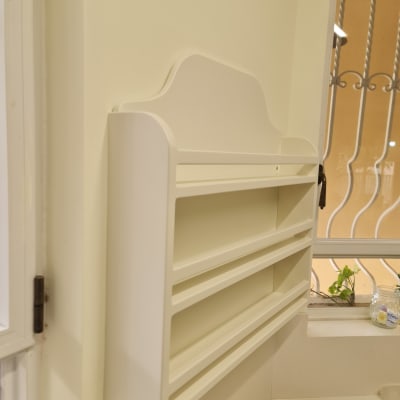 מדף עץ לבן מותקן על קיר