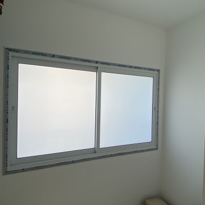 חלון אלומיניום עם מסגרת לבנה