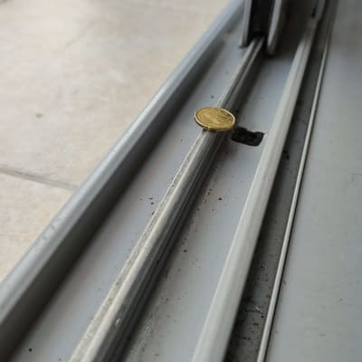 מסילה של תריס עם מטבע לבדיקה