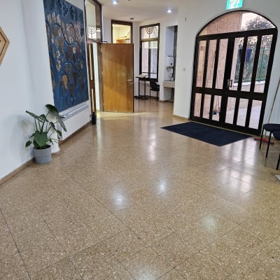 רצפה נקייה בלובי עם דלתות זכוכית ויציאת חירום