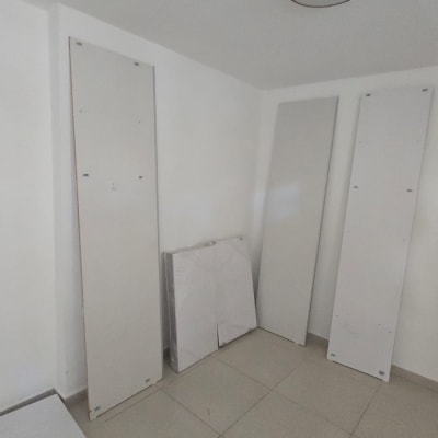 לוחות ודלתות ארון מפורק המונחים בחדר במהלך הובלה