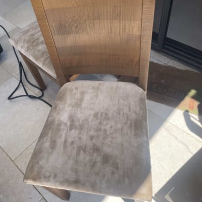 כיסא עץ עם ריפוד בד על מרפסת