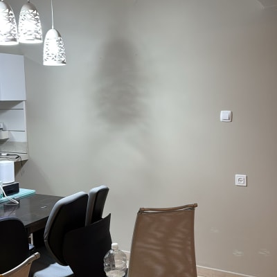 חדר עם שולחן, כיסאות ובקבוק מים