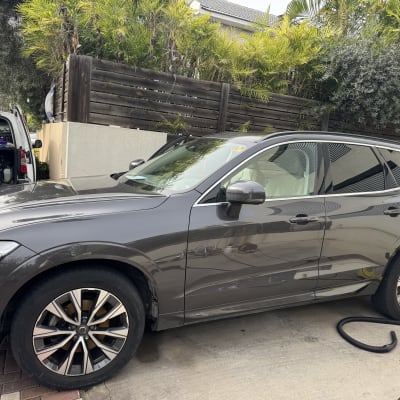 רכב חונה ליד ציוד ניקוי והברקה