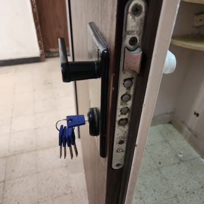 מנעול דלת עם מפתחות תלויים