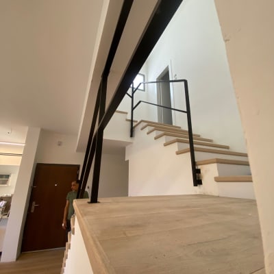 מדרגות עם מעקה מתכת בבית מודרני