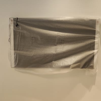 מסך מכוסה בניילון על קיר לבן