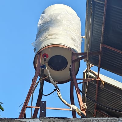 דוד שמש מותקן על גג עם צנרת וחיבורים