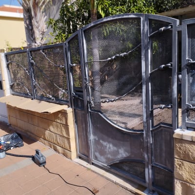 שער מתכת צבוע עם כלי עבודה לצביעה