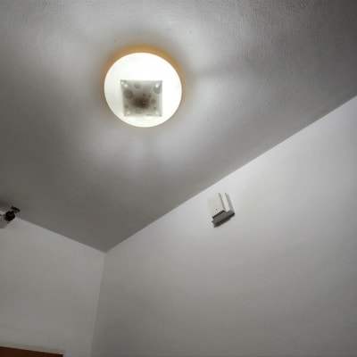 מנורה מותקנת על תקרה לבנה בחדר