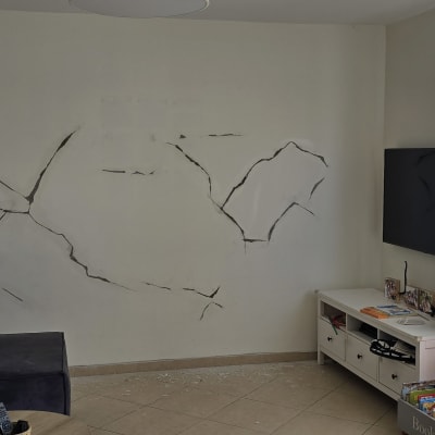 קיר עם סדקים לצביעה בסלון ביתי