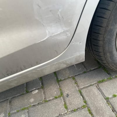 שריטות על דלת רכב ליד גלגל קדמי