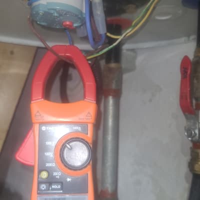 מד זרם מחובר לדוד שמש עם חוטים וצינורות