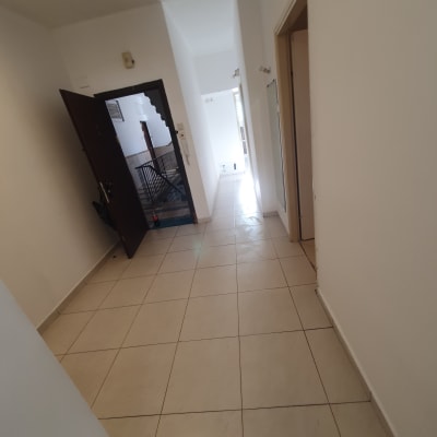 רצפה נקייה במסדרון עם דלת פתוחה