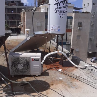 דוד שמש על גג עם קולטים וצנרת