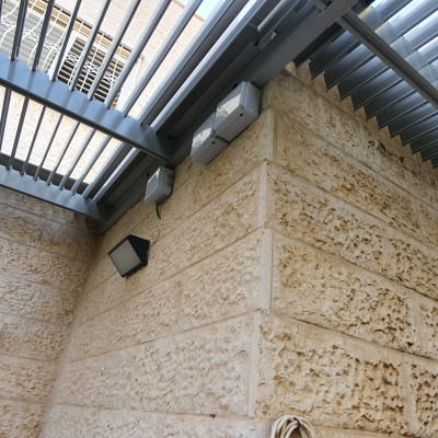 תיבות חשמל מותקנות על קיר חיצוני מתחת לגג מתכת