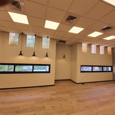 חלונות אלומיניום שחורים על קיר לבן