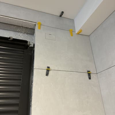 כלי עבודה צהובים על קיר במהלך שיפוץ