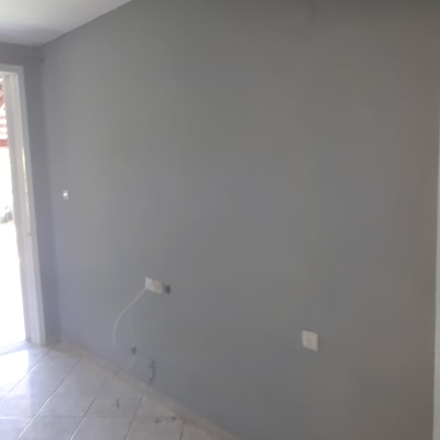 קיר צבוע באפור עם שקעי חשמל