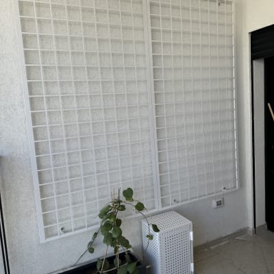 שני מסגרות רשת לבנות מותקנות על קיר לבן