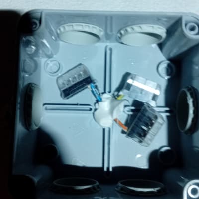 קופסת חיבורים עם חוטי חשמל ומחברים