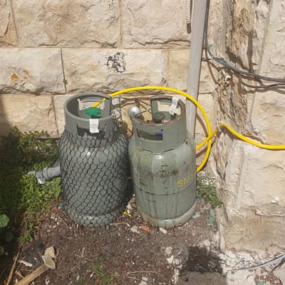 שני בלוני גז עם צינור צהוב מחובר