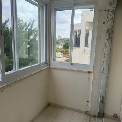 חלונות אלומיניום מותקנים במרפסת סגורה