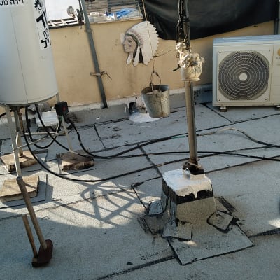 גג עם ציוד איטום, דוד שמש ומזגן