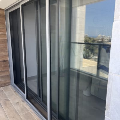 דלתות הזזה מאלומיניום במרפסת עם נוף לים