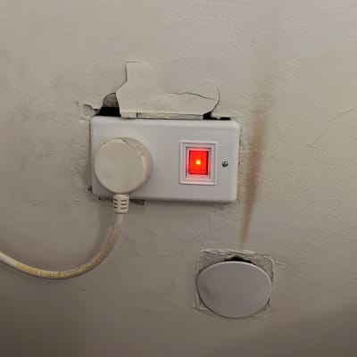 שקע חשמלי עם מתג מואר על קיר