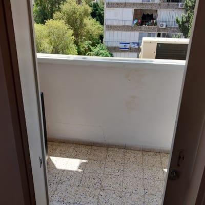 מרפסת עם קיר לבן וכתמי צבע