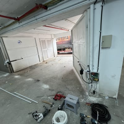 שערים חשמליים עם חיווט וכלים על הרצפה