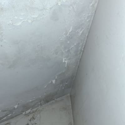 קיר עם צבע מתקלף ופגמים