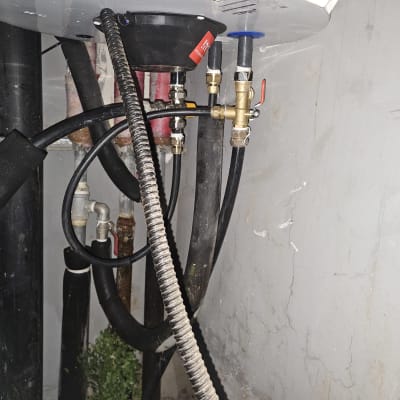 צנרת ומחברים במערכת חימום מים