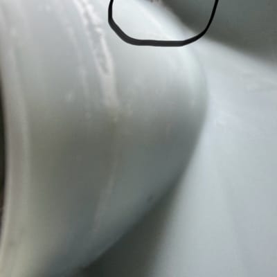 צינור מתכת עם חיבור חשמלי מסומן בעיגול