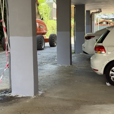 חניון עם עמודים ורכב חונה, לא קשור ל-WorksHeight