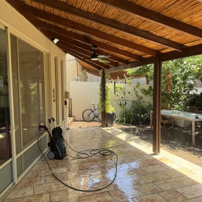 מרפסת עם גג עץ ורצפה רטובה