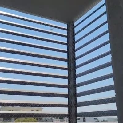 רשת נגד יונים במסתור כביסה