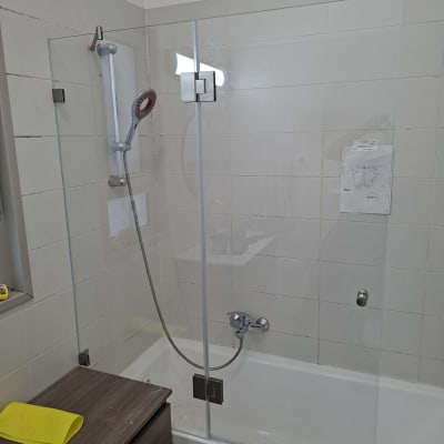 מקלחון עם דלת זכוכית ואביזרי מקלחת