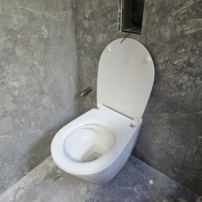 אסלה מותקנת על קיר עם חור פתוח